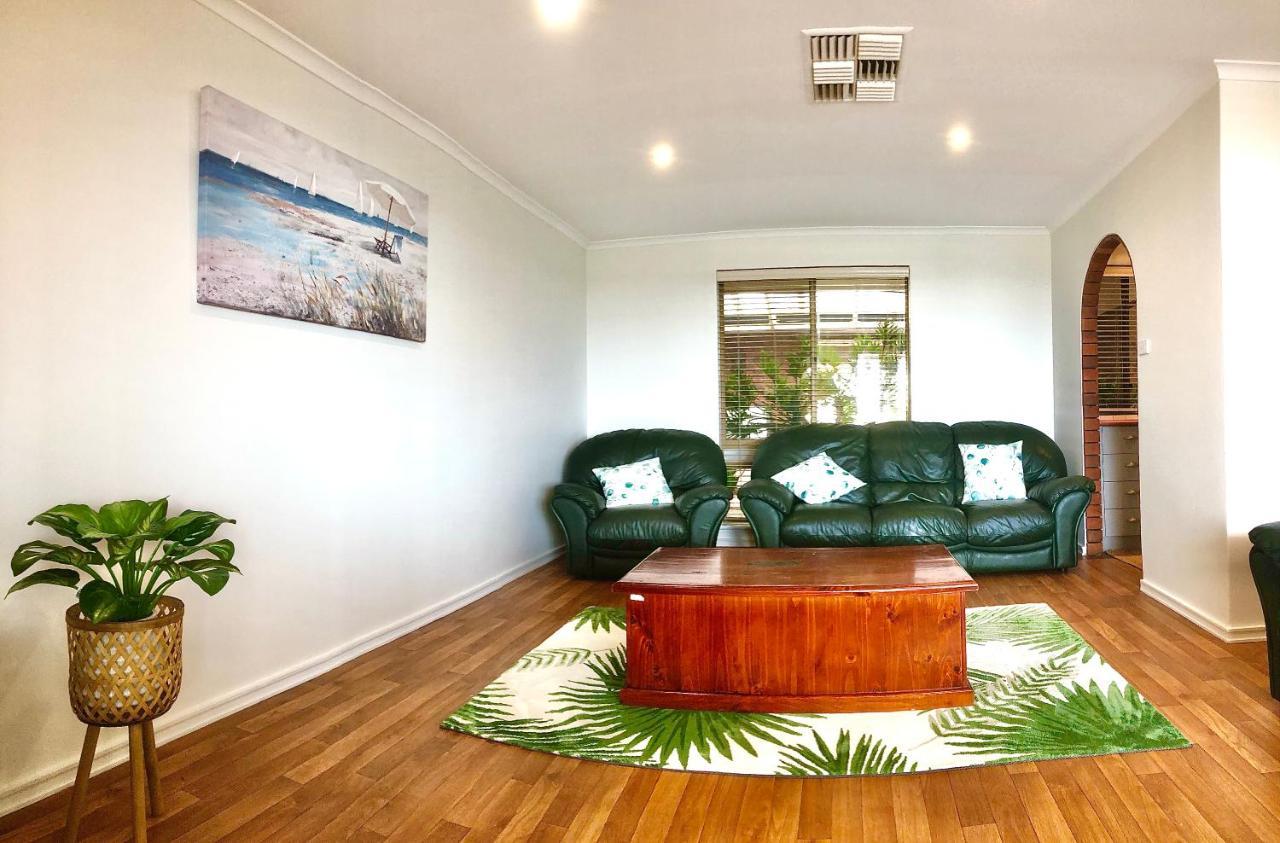 Beach House Opposite Ocean 4 Bed 2 Bathroom With Pool เจรัลด์ตัน ภายนอก รูปภาพ