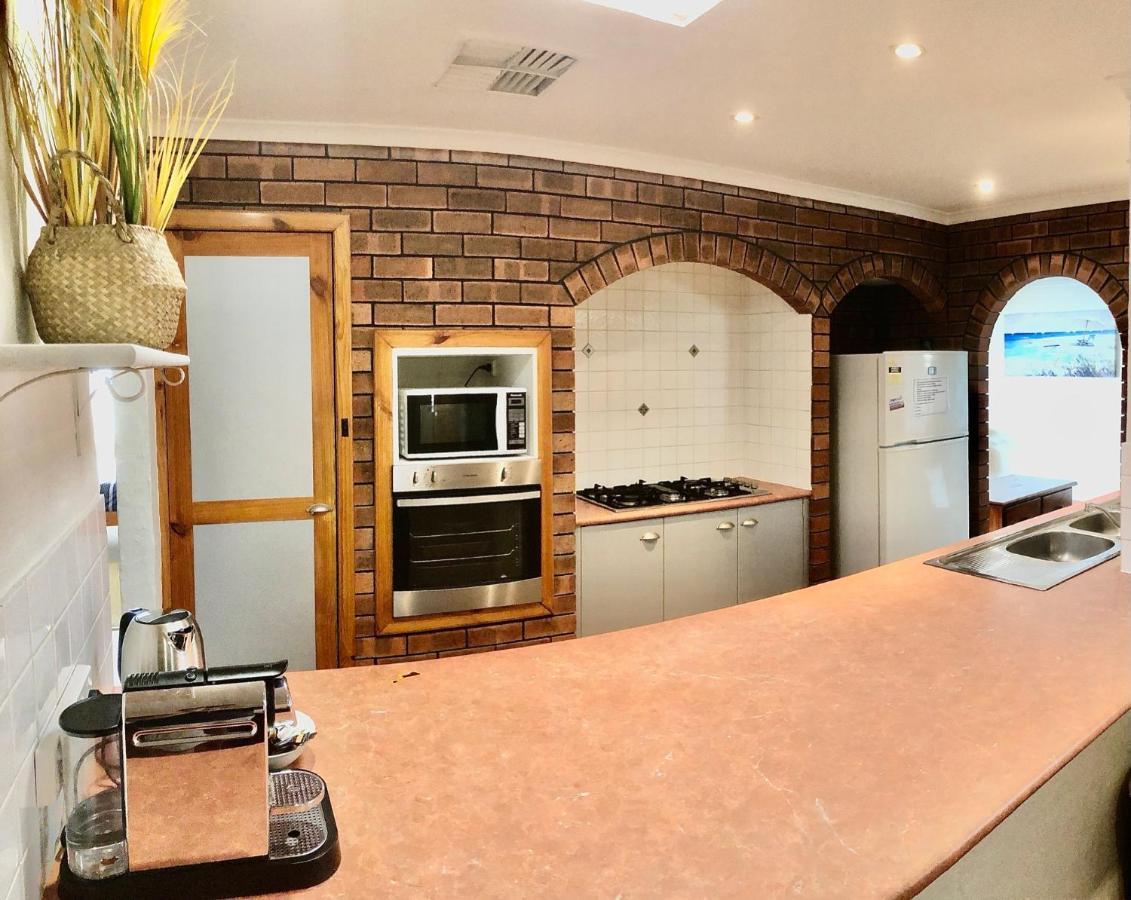 Beach House Opposite Ocean 4 Bed 2 Bathroom With Pool เจรัลด์ตัน ภายนอก รูปภาพ
