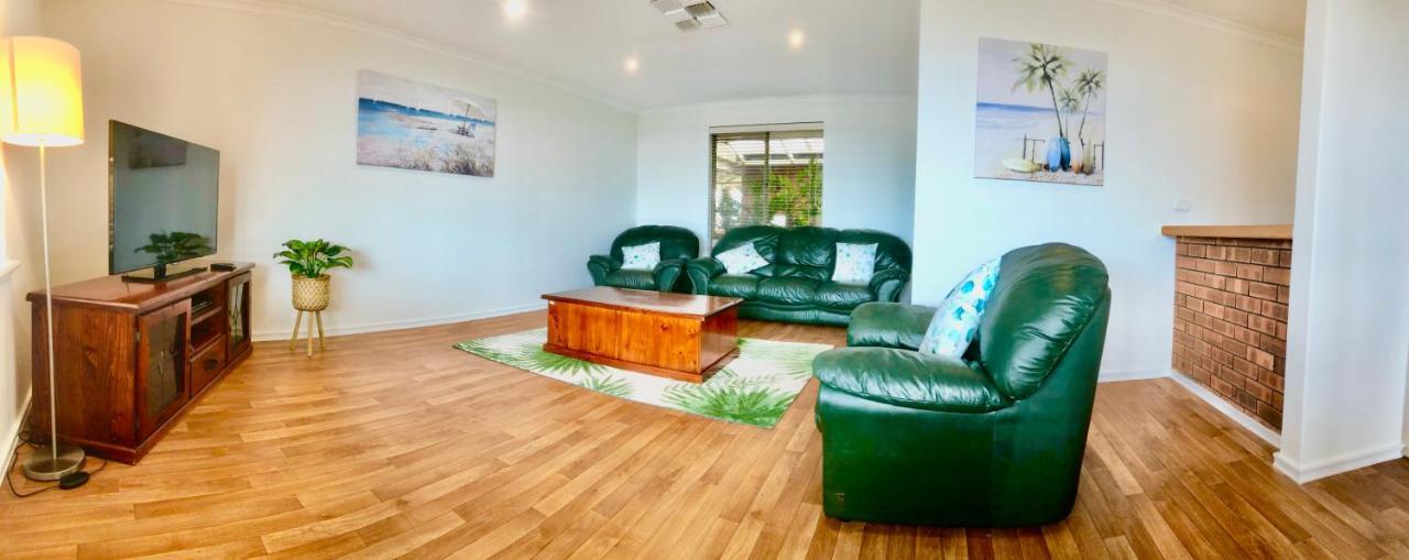 Beach House Opposite Ocean 4 Bed 2 Bathroom With Pool เจรัลด์ตัน ภายนอก รูปภาพ
