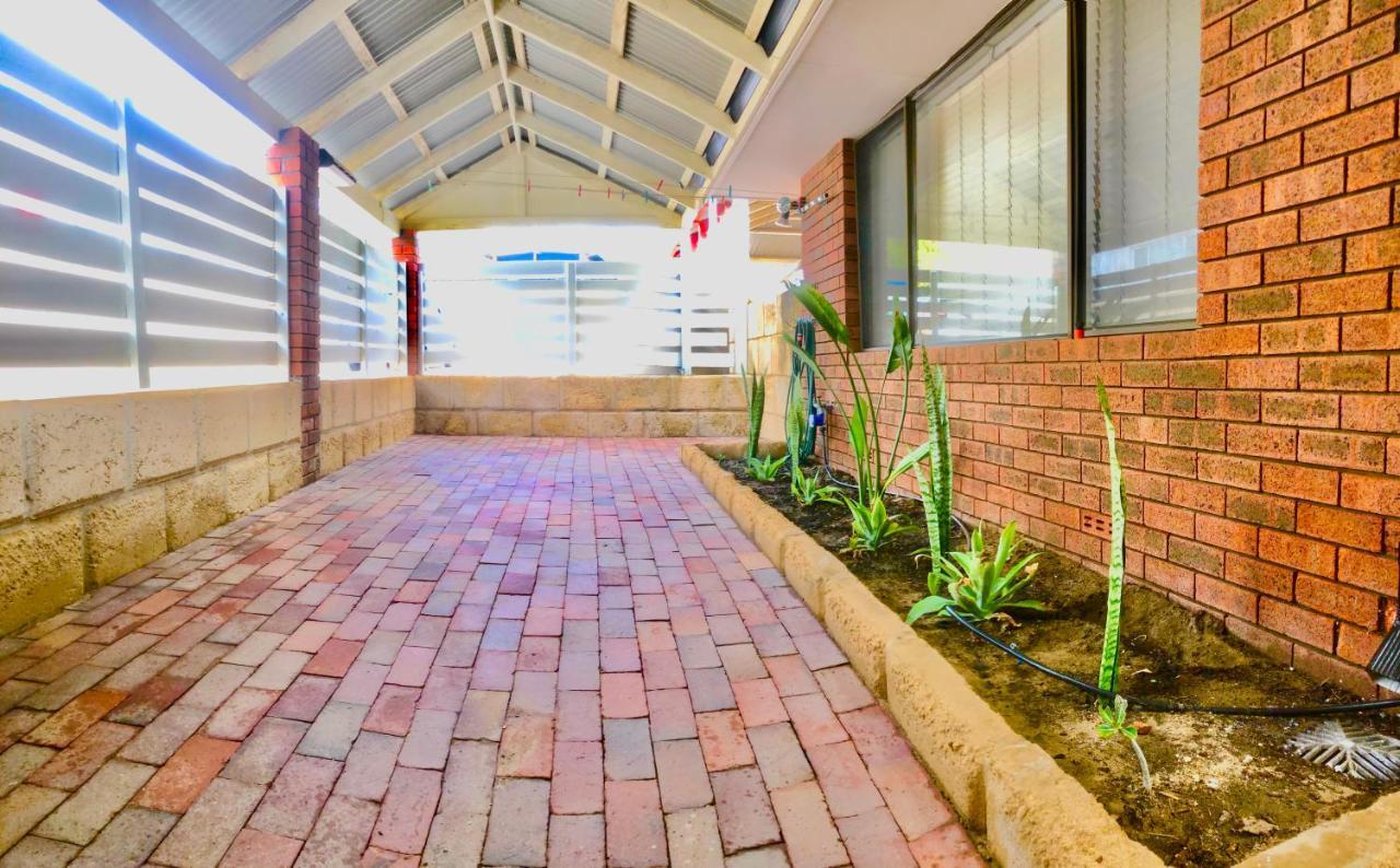 Beach House Opposite Ocean 4 Bed 2 Bathroom With Pool เจรัลด์ตัน ภายนอก รูปภาพ