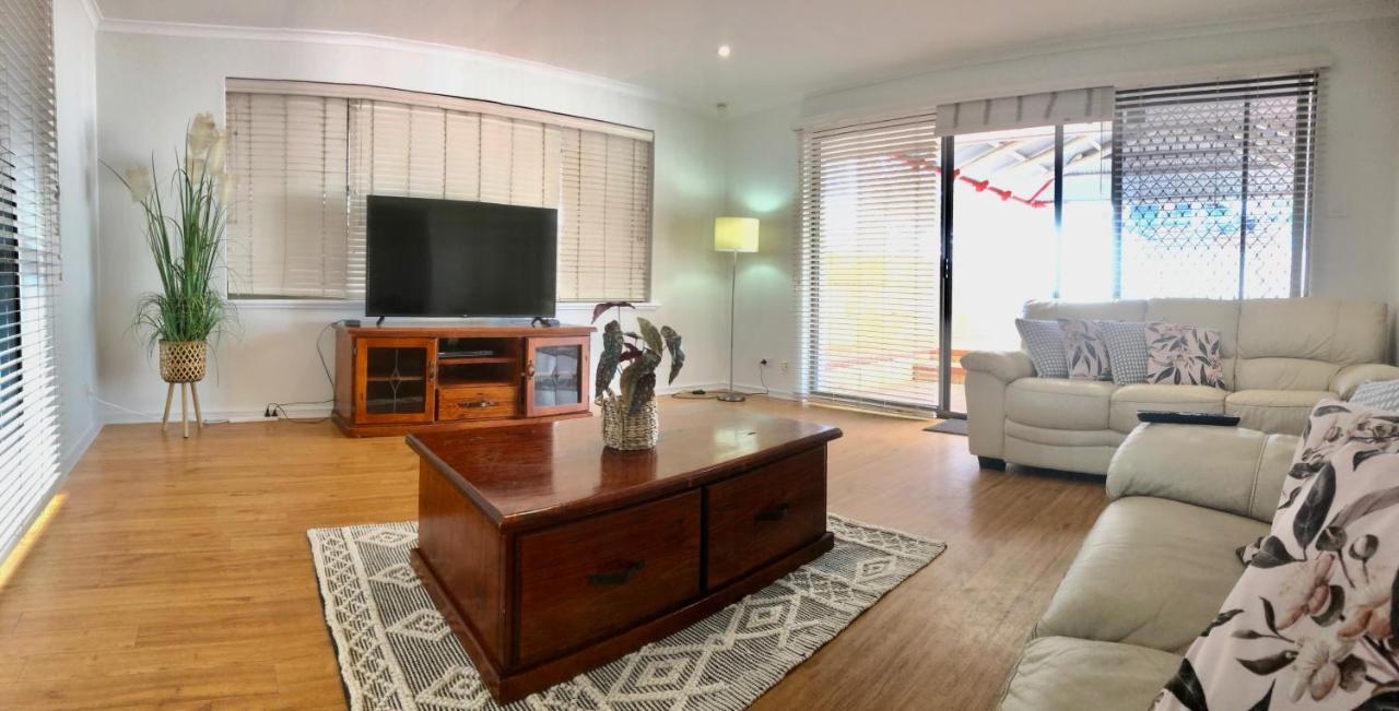 Beach House Opposite Ocean 4 Bed 2 Bathroom With Pool เจรัลด์ตัน ภายนอก รูปภาพ
