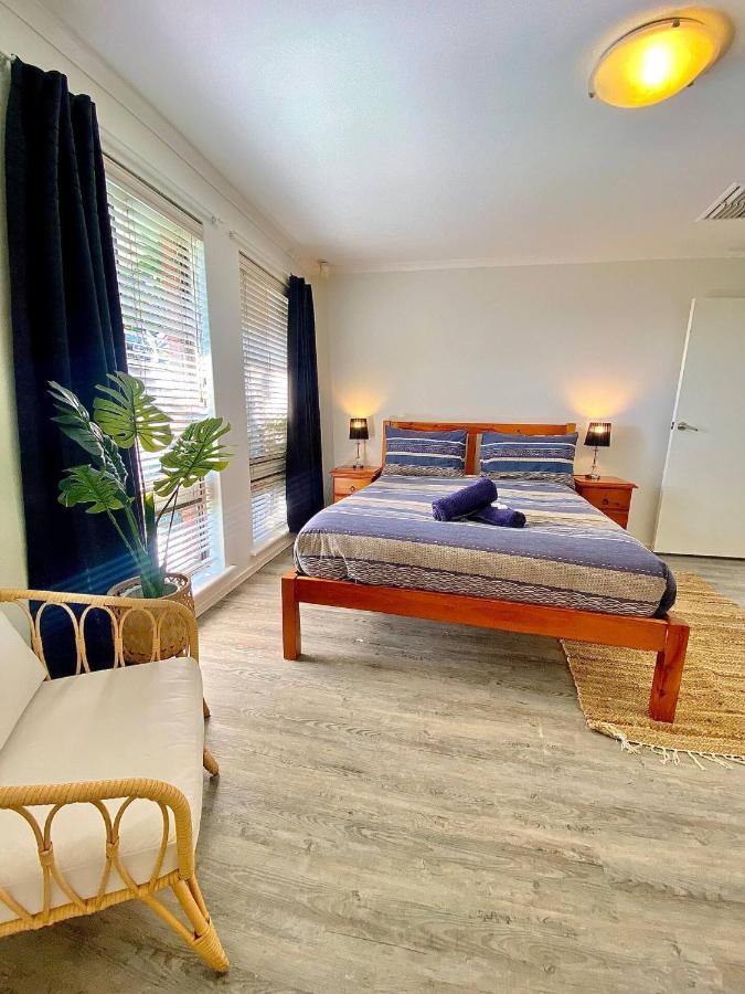 Beach House Opposite Ocean 4 Bed 2 Bathroom With Pool เจรัลด์ตัน ภายนอก รูปภาพ