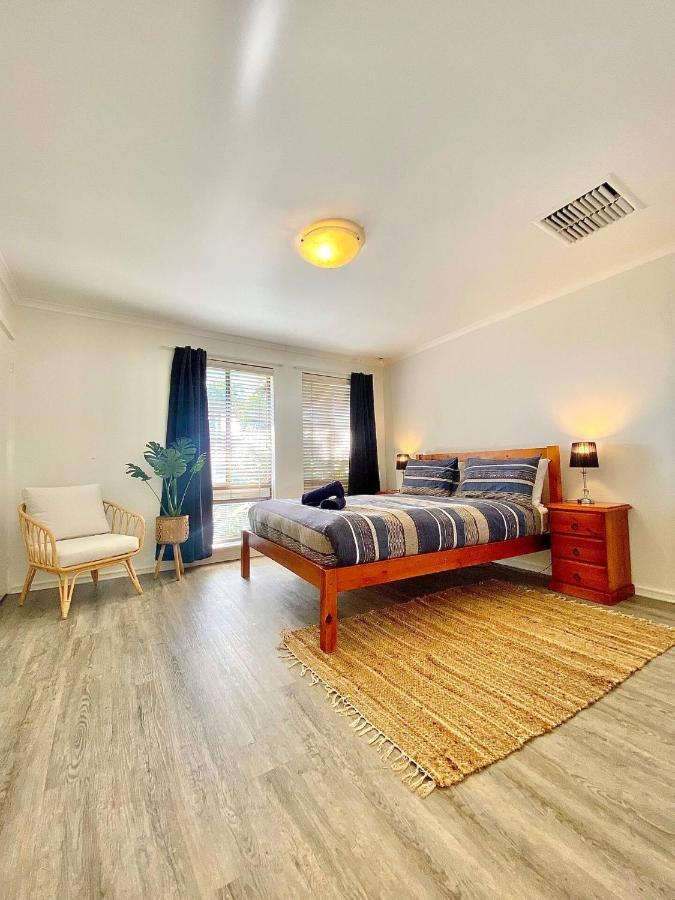 Beach House Opposite Ocean 4 Bed 2 Bathroom With Pool เจรัลด์ตัน ภายนอก รูปภาพ